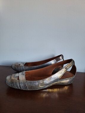 GENTLE SOULS SANDALS by Kenneth Cole Its so Fun Silver Gold Metallic 9.5M